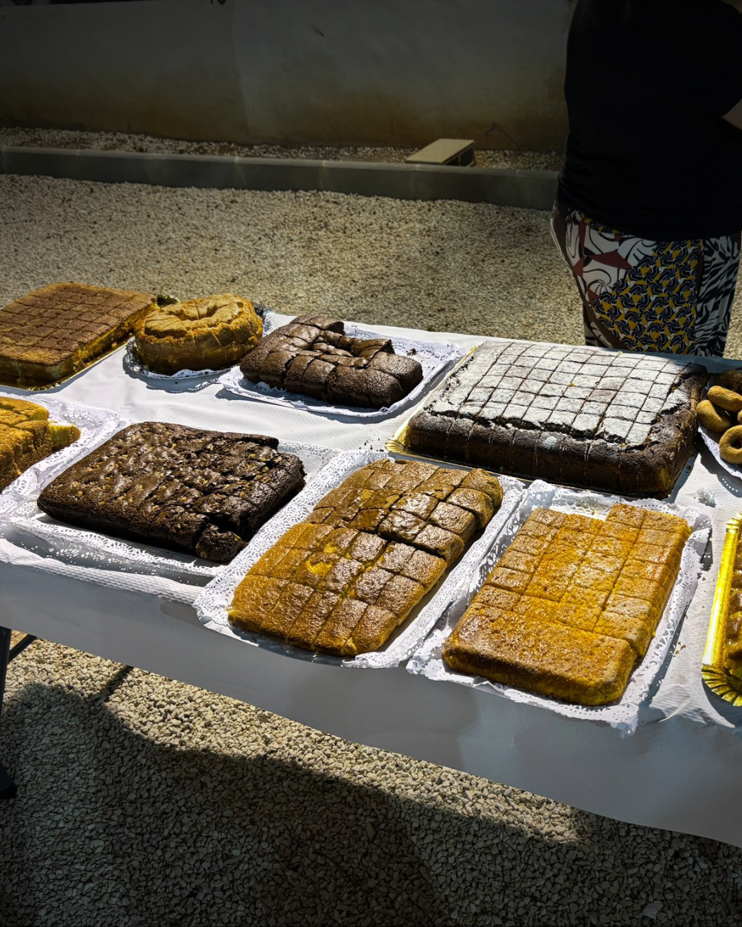 Mesa con dulces caseros preparados para la verbena solidaria en La Xara como parte de la recaudación contra el cáncer.